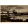 Carte postale ancienne montrant le panorama de Cologne sur le Rhin avec la cathédrale gothique et les quais.