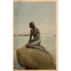 Carte postale ancienne représentant la statue de la Petite Sirène dans le port de Copenhague au Danemark.