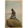 Carte postale ancienne représentant la statue de la Petite Sirène dans le port de Copenhague au Danemark.
