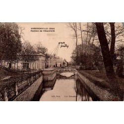 Carte postale ancienne d'Ermenonville représentant le Pavillon de l'Électricité, le canal et le pont en pierre.