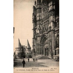 Carte postale ancienne de Beauvais représentant le portail sud de la cathédrale Saint-Pierre et les tours du Palais de Justice.