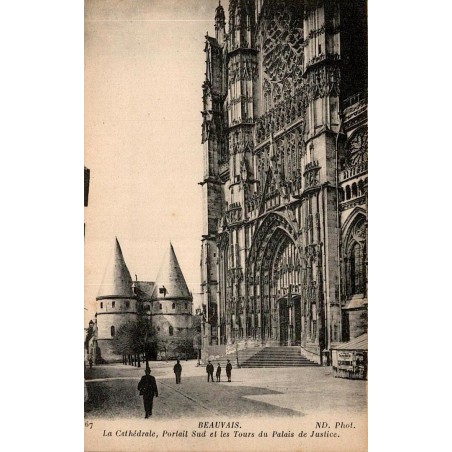 Carte postale ancienne de Beauvais représentant le portail sud de la cathédrale Saint-Pierre et les tours du Palais de Justice.