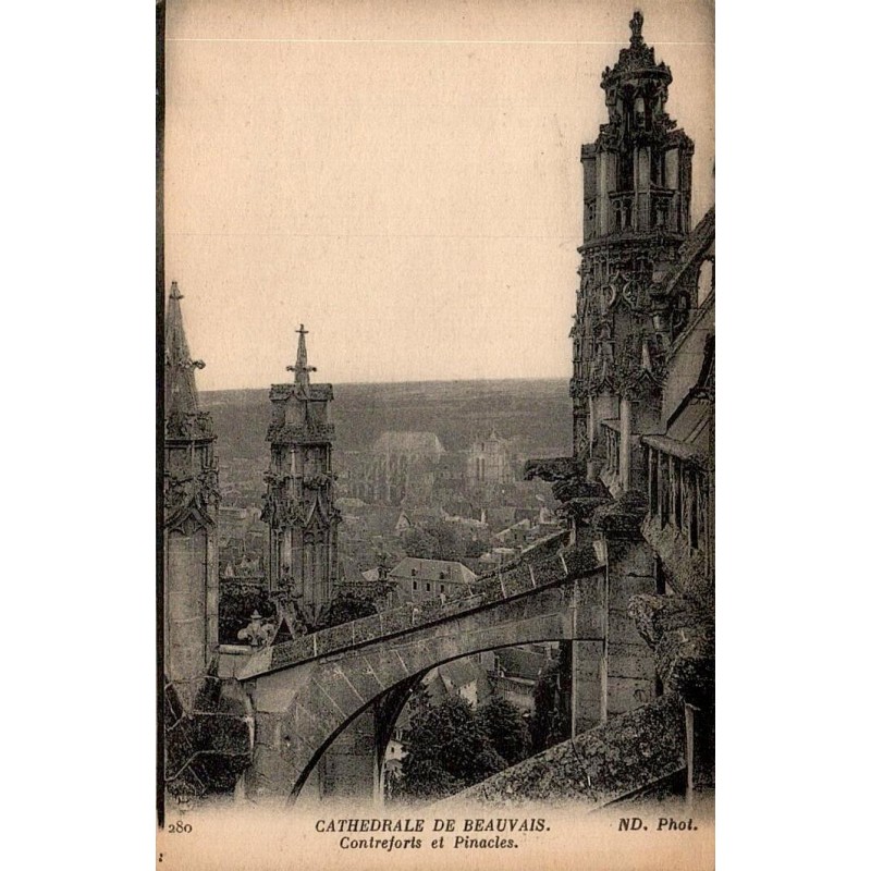 Carte postale ancienne de Beauvais montrant les contreforts et les pinacles de la cathédrale Saint-Pierre.