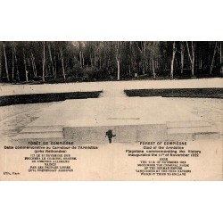 Carte postale ancienne de la forêt de Compiègne montrant la dalle commémorative du Carrefour de l'Armistice près de Rethondes.