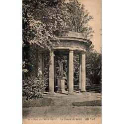 Carte postale ancienne du parc de Chantilly représentant le Temple de Diane au cœur des jardins historiques.