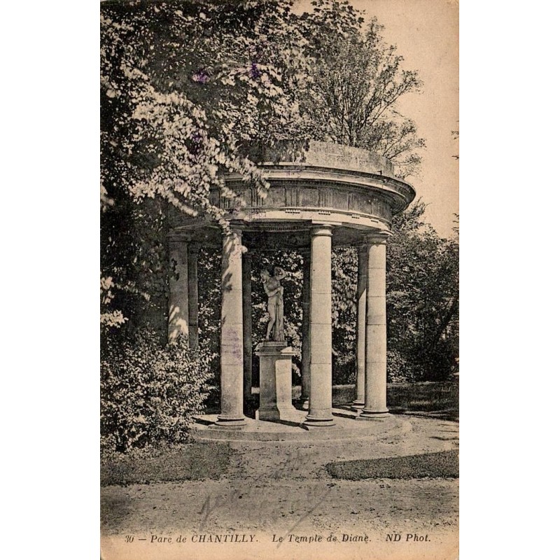 Carte postale ancienne du parc de Chantilly représentant le Temple de Diane au cœur des jardins historiques.