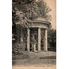 Carte postale ancienne du parc de Chantilly représentant le Temple de Diane au cœur des jardins historiques.