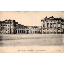 Carte postale ancienne du palais de Compiègne représentant la façade principale et la cour d'honneur.