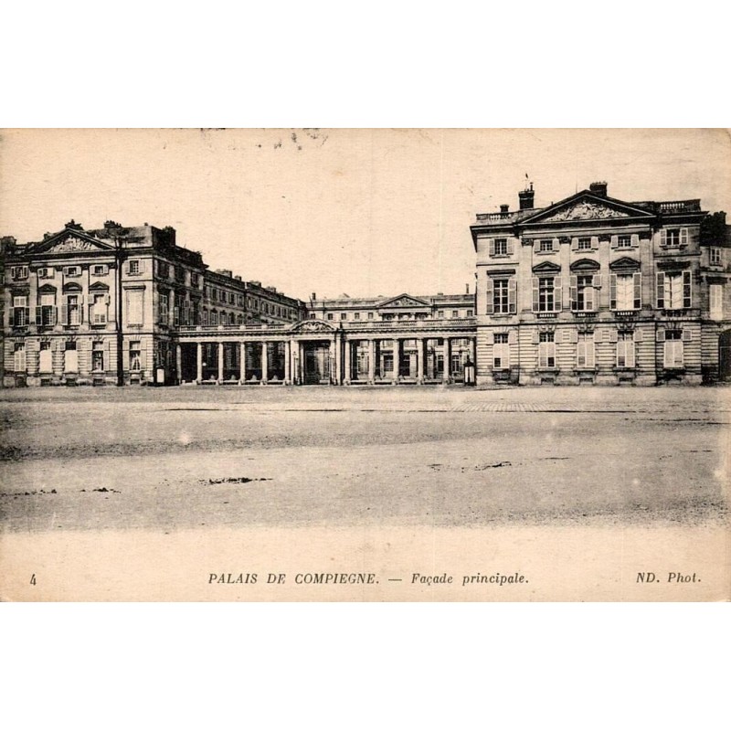 Carte postale ancienne du palais de Compiègne représentant la façade principale et la cour d'honneur.