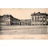 Carte postale ancienne du palais de Compiègne représentant la façade principale et la cour d'honneur.