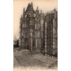 Carte postale ancienne de Beauvais représentant le portail sud de la cathédrale Saint-Pierre et ses contreforts gothiques.
