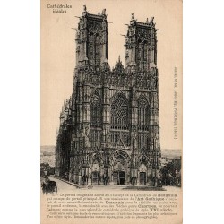Carte postale ancienne représentant une reconstitution idéale de la cathédrale de Beauvais avec une façade gothique imaginaire.