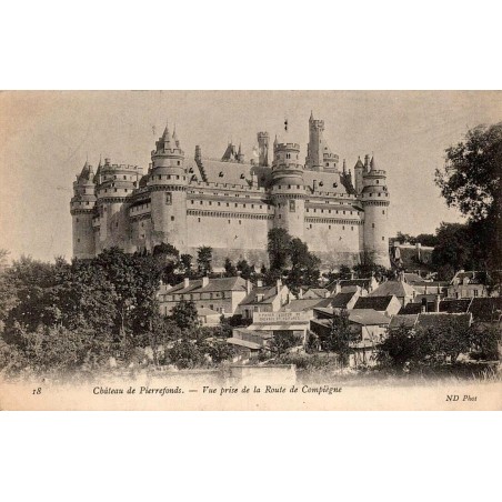Carte postale ancienne du château de Pierrefonds vue depuis la route de Compiègne avec le village au premier plan.