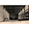 Carte postale ancienne du château de Pierrefonds représentant la salle des gardes et son impressionnante architecture
