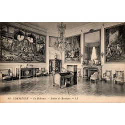 Carte postale ancienne du palais de Compiègne représentant le Salon de Musique et son riche décor du Second Empire.