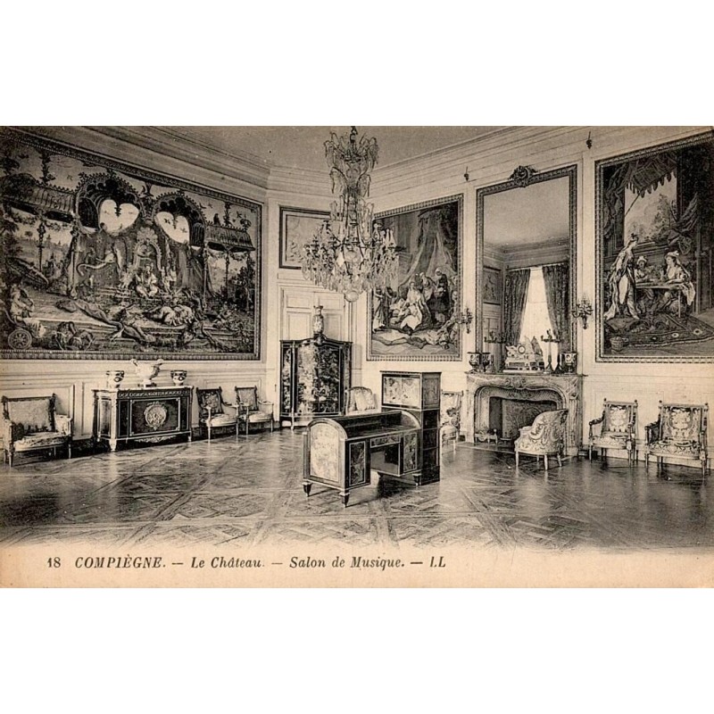 Carte postale ancienne du palais de Compiègne représentant le Salon de Musique et son riche décor du Second Empire.