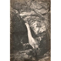 Carte postale ancienne d’une cascade non nommée dans un paysage naturel pittoresque