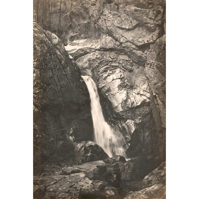 Carte postale ancienne d’une cascade non nommée dans un paysage naturel pittoresque