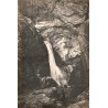 Carte postale ancienne d’une cascade non nommée dans un paysage naturel pittoresque