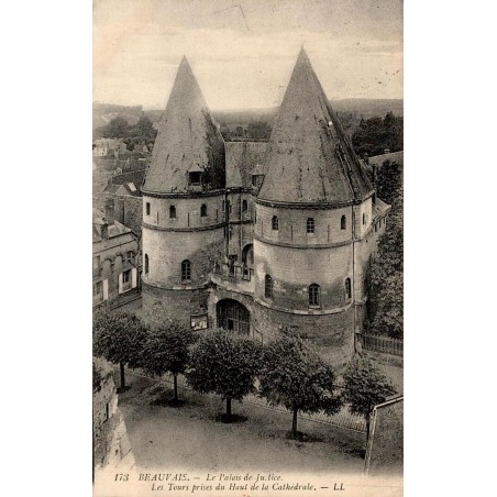Carte postale ancienne de Beauvais représentant les tours du Palais de Justice vues depuis le sommet de la cathédrale