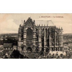 Carte postale ancienne de Beauvais représentant la cathédrale Saint-Pierre en vue générale dominant les toits de la ville.