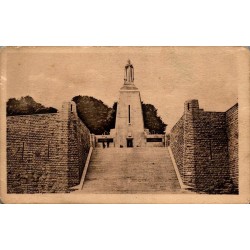 Carte postale ancienne de Verdun représentant le Monument à la Victoire et aux Soldats avec son escalier monumental.