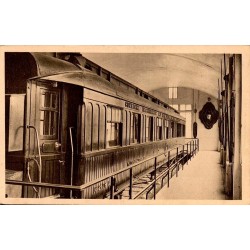 Carte postale ancienne montrant l'intérieur d'un wagon de la Compagnie Internationale des Wagons-Lits au musée de l'Armistice