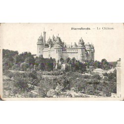 Carte postale ancienne de Pierrefonds représentant le château dans une vue générale dominant le village.