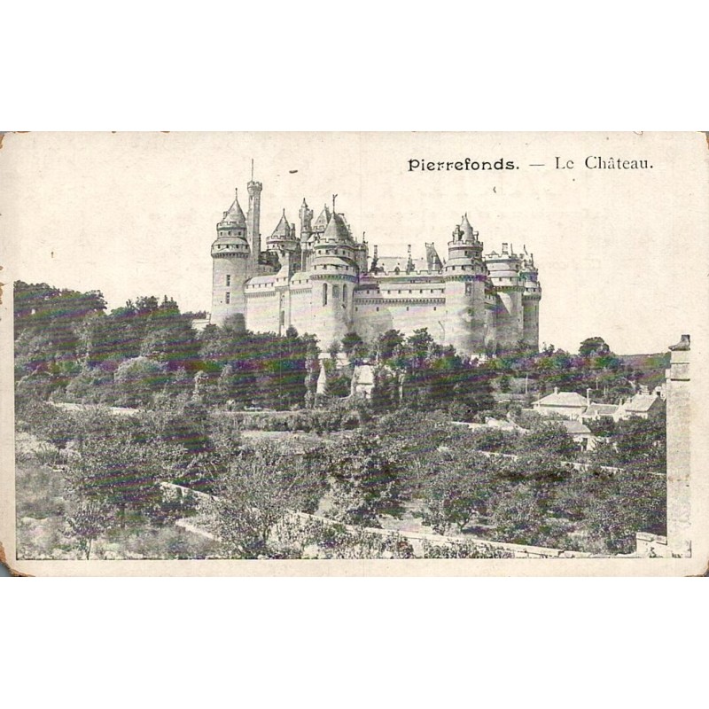 Carte postale ancienne de Pierrefonds représentant le château dans une vue générale dominant le village.