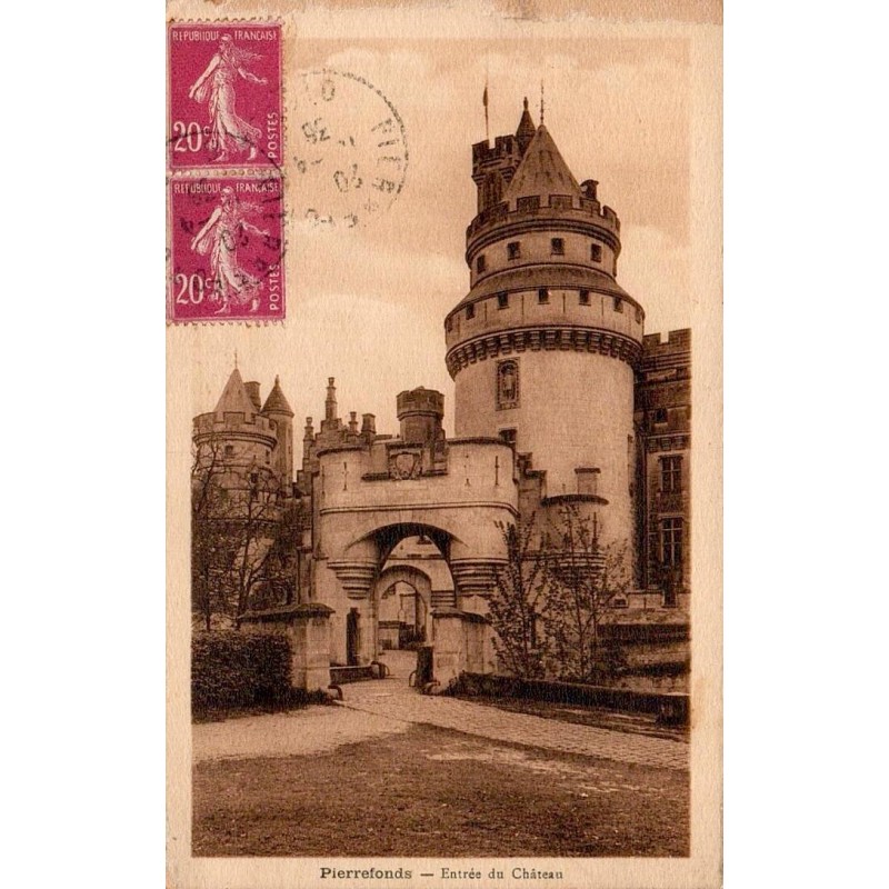 Carte postale ancienne de Pierrefonds représentant l'entrée monumentale du château avec deux timbres Semeuse de 20 centimes.