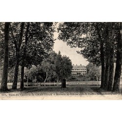 CPA de Chantilly représentant la Maison Saint-Pierre vue depuis l'allée des Philosophes dans le parc du château.