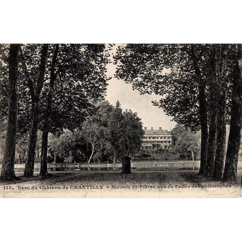 CPA de Chantilly représentant la Maison Saint-Pierre vue depuis l'allée des Philosophes dans le parc du château.
