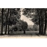 CPA de Chantilly représentant la Maison Saint-Pierre vue depuis l'allée des Philosophes dans le parc du château.
