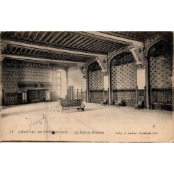CPA représentant la salle de réception du château de Pierrefonds dans l'Oise, intérieur avec cheminée monumentale
