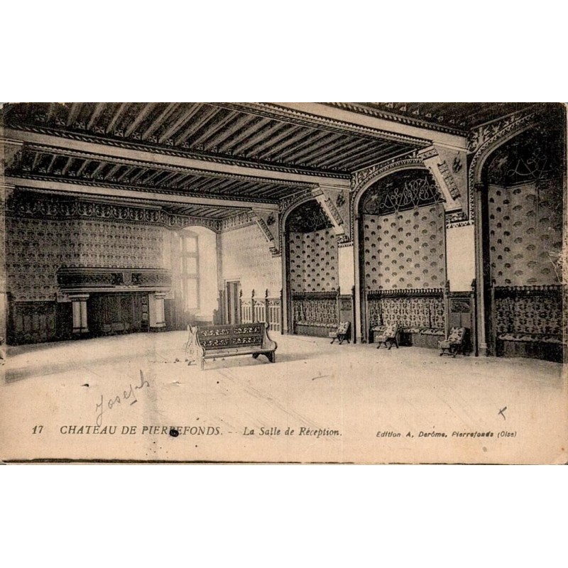 CPA représentant la salle de réception du château de Pierrefonds dans l'Oise, intérieur avec cheminée monumentale