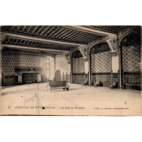 CPA représentant la salle de réception du château de Pierrefonds dans l'Oise, intérieur avec cheminée monumentale