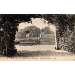Carte postale ancienne du château de Compiègne montrant la tonnelle des jardins et le grand escalier d'accès aux terrasses.