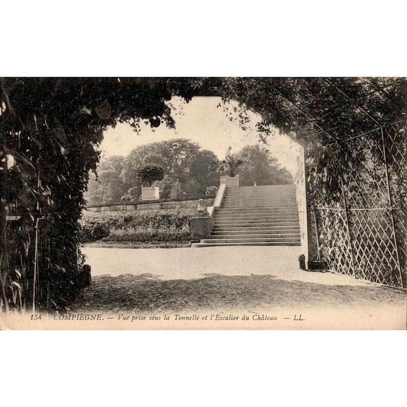 Carte postale ancienne du château de Compiègne montrant la tonnelle des jardins et le grand escalier d'accès aux terrasses.