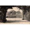 Carte postale ancienne du château de Compiègne montrant la tonnelle des jardins et le grand escalier d'accès aux terrasses.