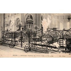 CPA de la cathédrale de Noyon montrant le pourtour du chœur et la grille en fer forgé à l'intérieur de l'édifice.