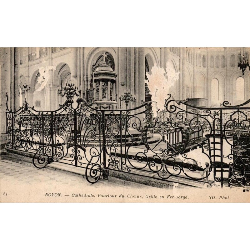 CPA de la cathédrale de Noyon montrant le pourtour du chœur et la grille en fer forgé à l'intérieur de l'édifice.