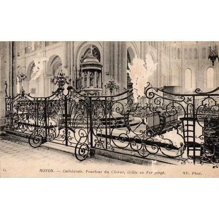 CPA de la cathédrale de Noyon montrant le pourtour du chœur et la grille en fer forgé à l'intérieur de l'édifice.