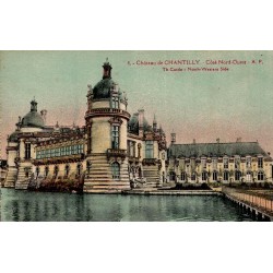 Carte postale ancienne du château de Chantilly, côté nord-ouest avec les douves.