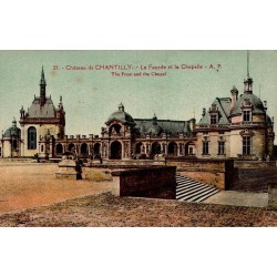 Carte postale ancienne du château de Chantilly, façade principale et chapelle.