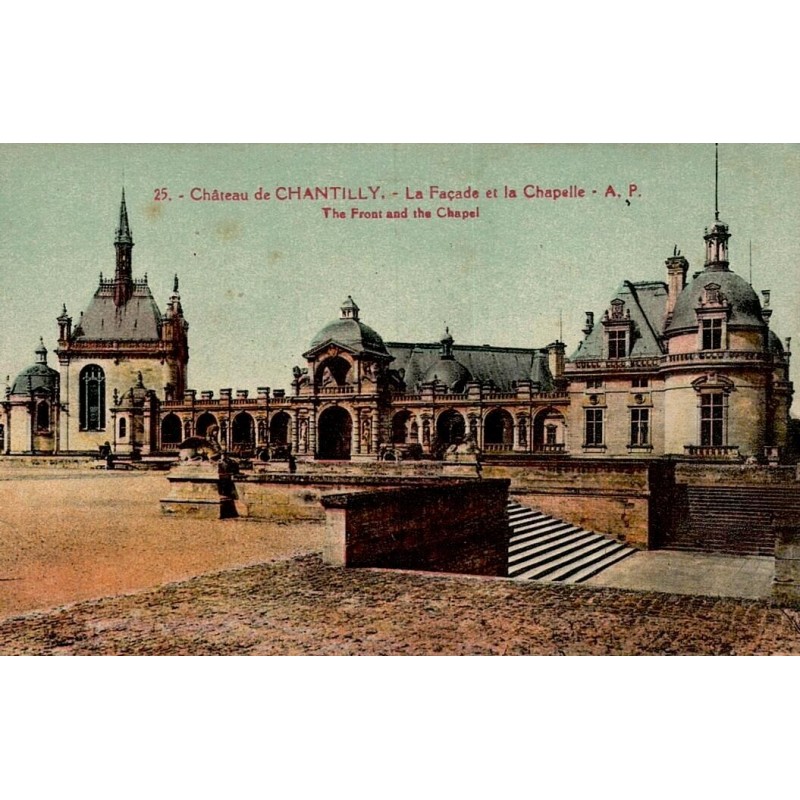 Carte postale ancienne du château de Chantilly, façade principale et chapelle.