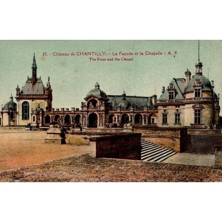 Carte postale ancienne du château de Chantilly, façade principale et chapelle.