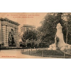 Carte postale ancienne de Toulouse, Jardin des Plantes, fontaine et monument d'Armand Sylvestre.