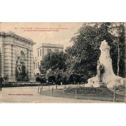 Carte postale ancienne de Toulouse, fontaine du Jardin des Plantes et monument d'Armand Sylvestre.