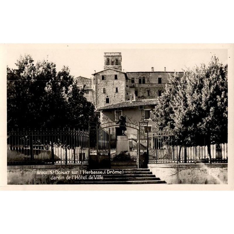 Carte postale ancienne du jardin de l’hôtel de ville à Saint-Donat-sur-l’Herbasse Drôme