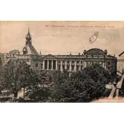 Carte postale ancienne de Toulouse, façade est du Capitole et donjon.